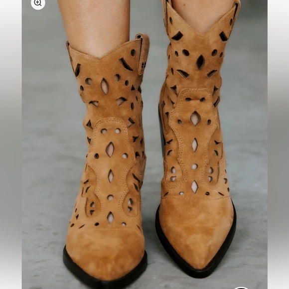 Dolce Vita Shoes - Dolce Vita 🎉Hp🎉NWOT tan bootie’s